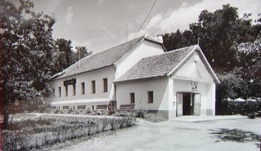 Regi-postaallomas-mai-Postakocsi-Csárda-1950-60-korul